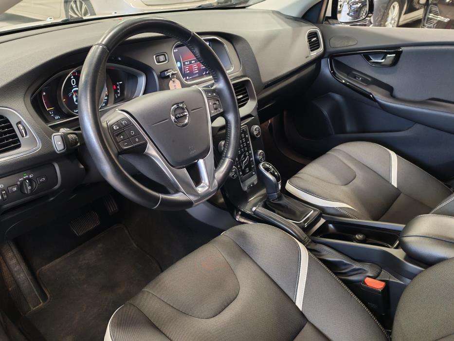VOLVO V40 2019