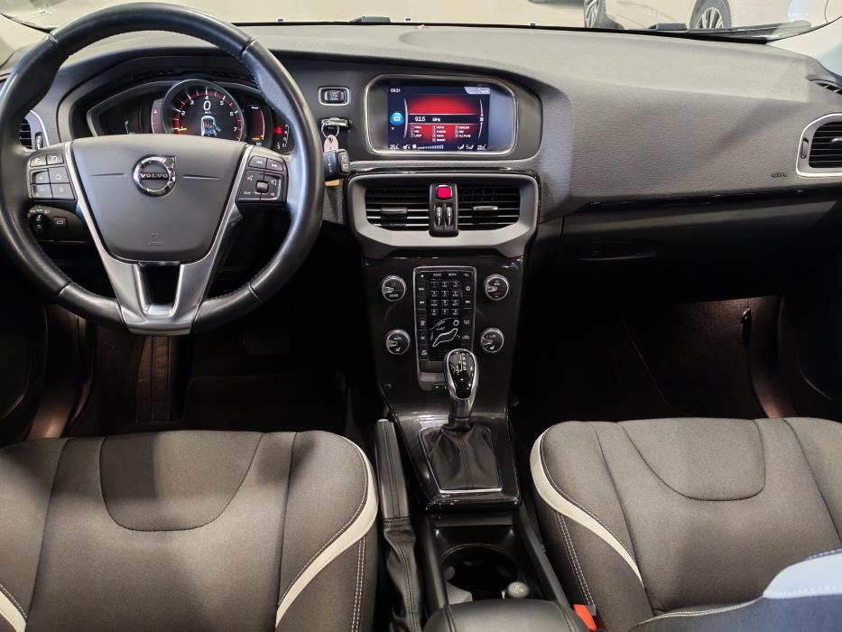 VOLVO V40 2019
