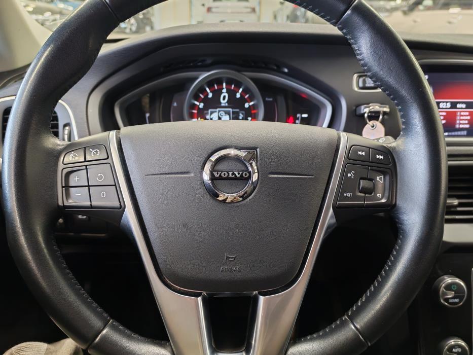 VOLVO V40 2019