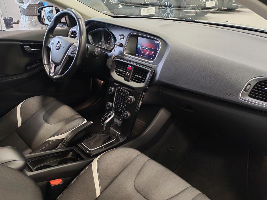 VOLVO V40 2019