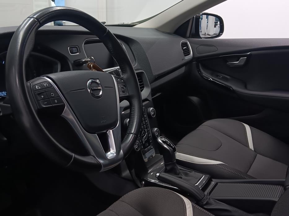 VOLVO V40 2020