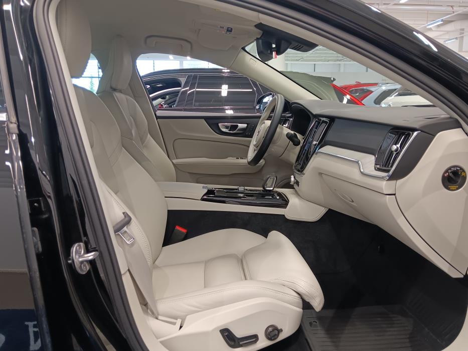 VOLVO S60 2023