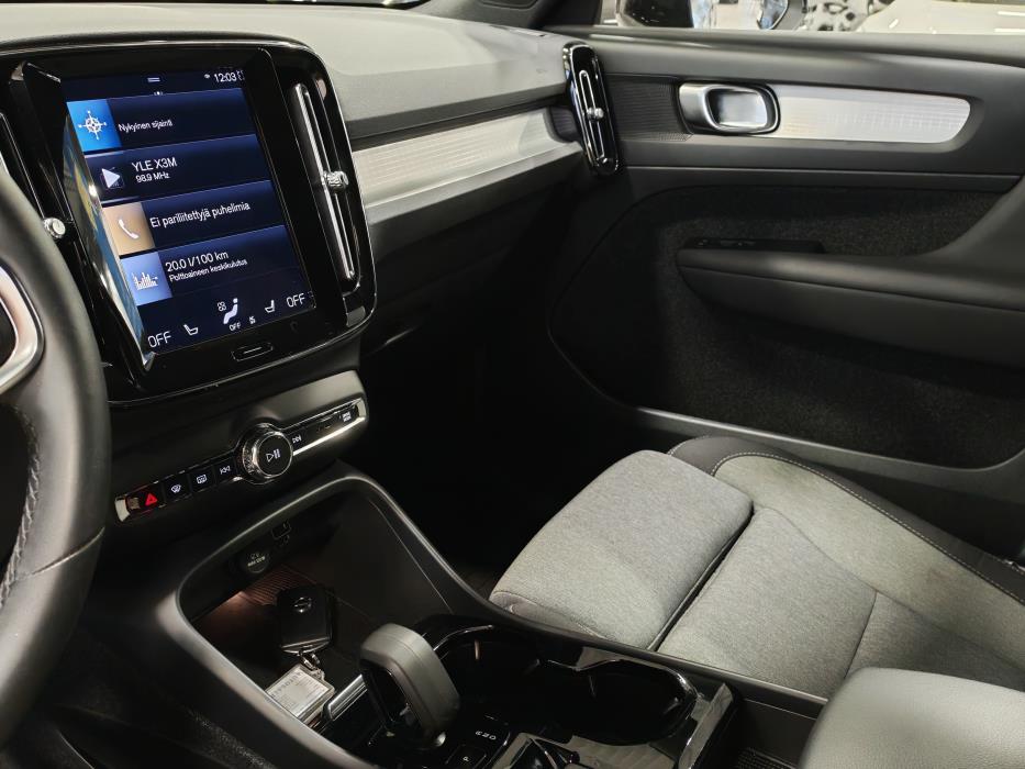 VOLVO XC40 2024