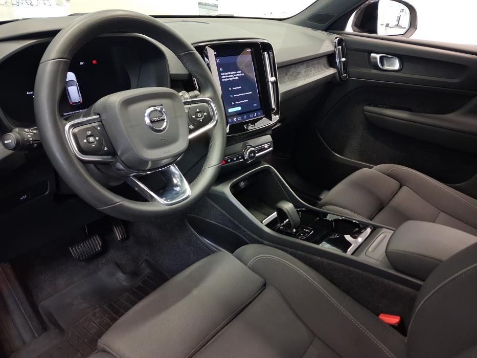 VOLVO XC40 2023