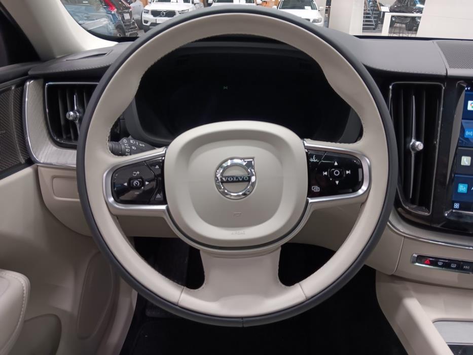 VOLVO XC60 2024