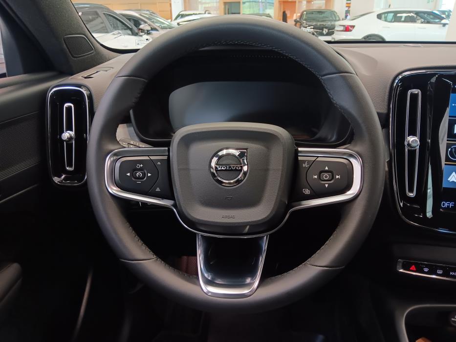 VOLVO XC40 2024
