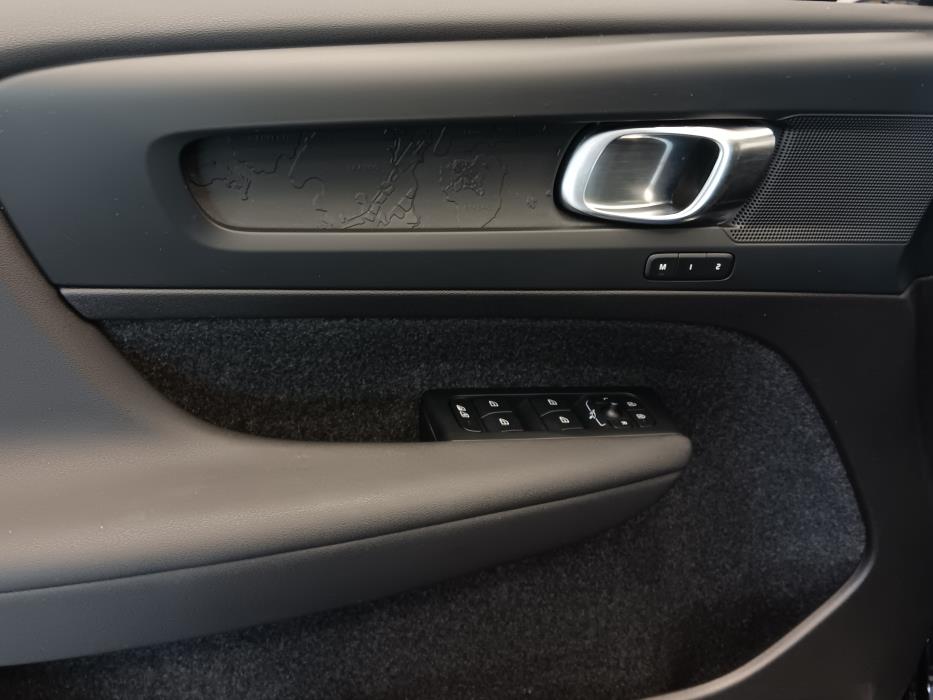VOLVO XC40 2023