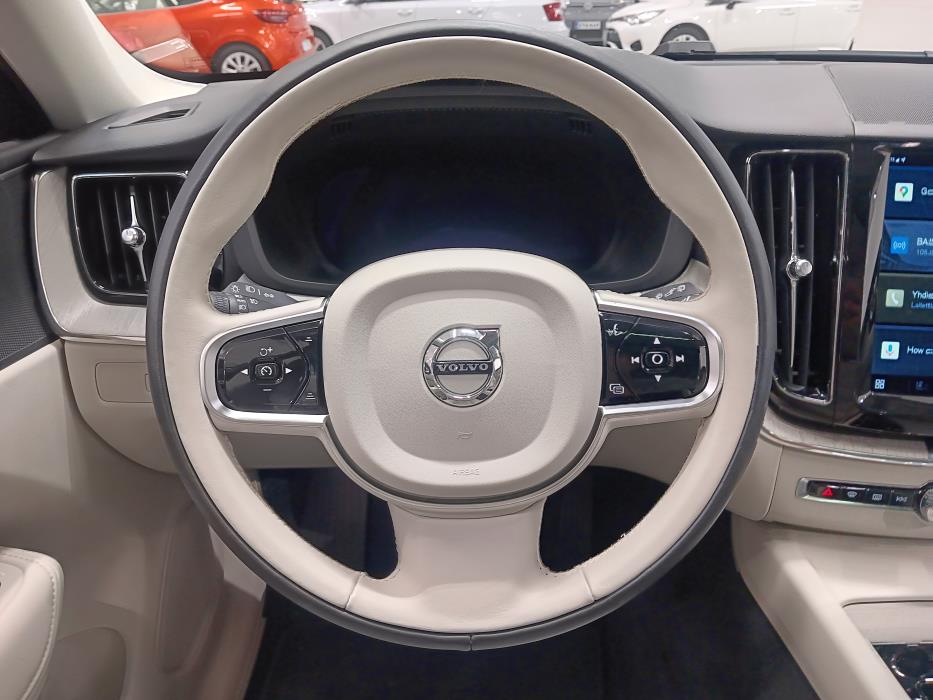 VOLVO XC60 2023