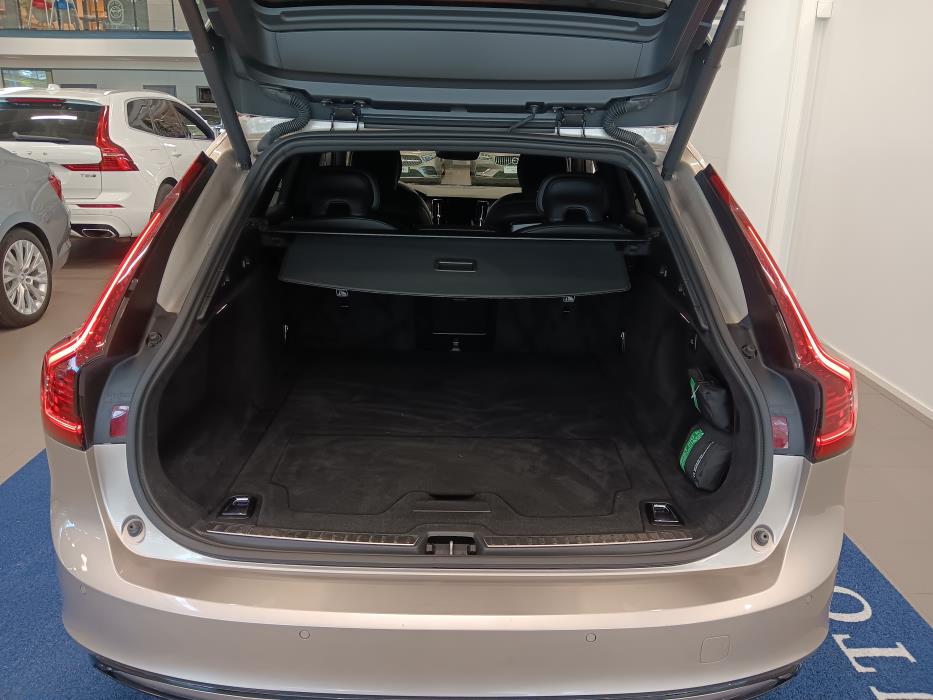 VOLVO V90 2024