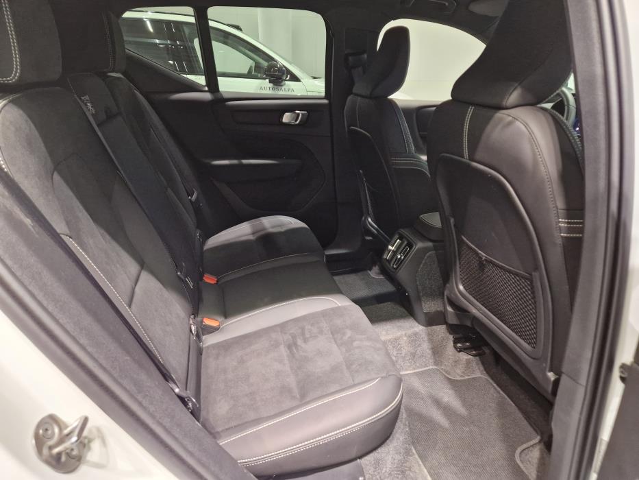 VOLVO XC40 2025
