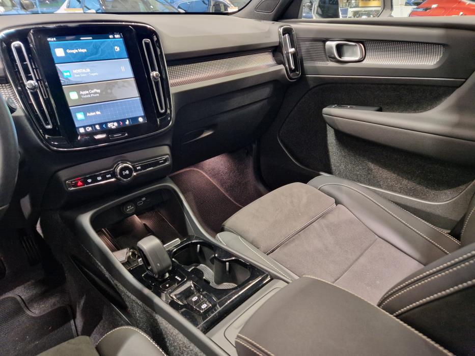 VOLVO XC40 2025