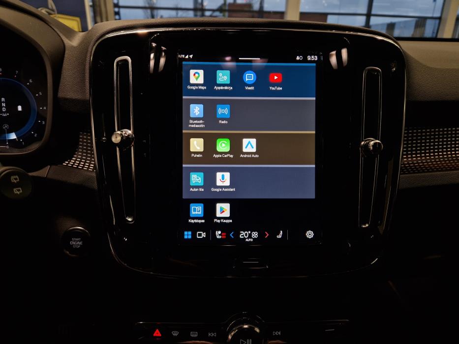 VOLVO XC40 2025