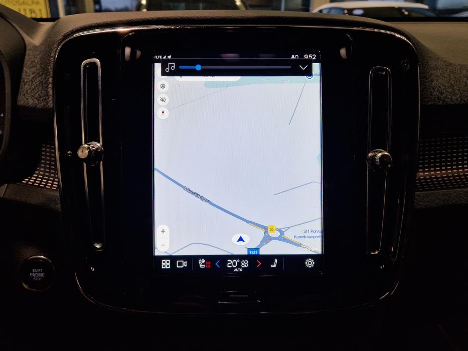 VOLVO XC40 2025