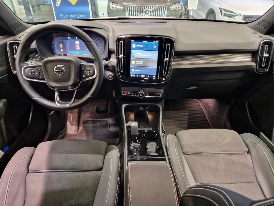VOLVO XC40 2025