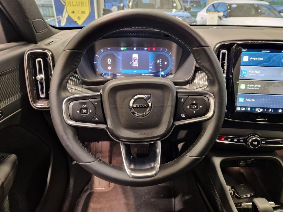 VOLVO XC40 2025