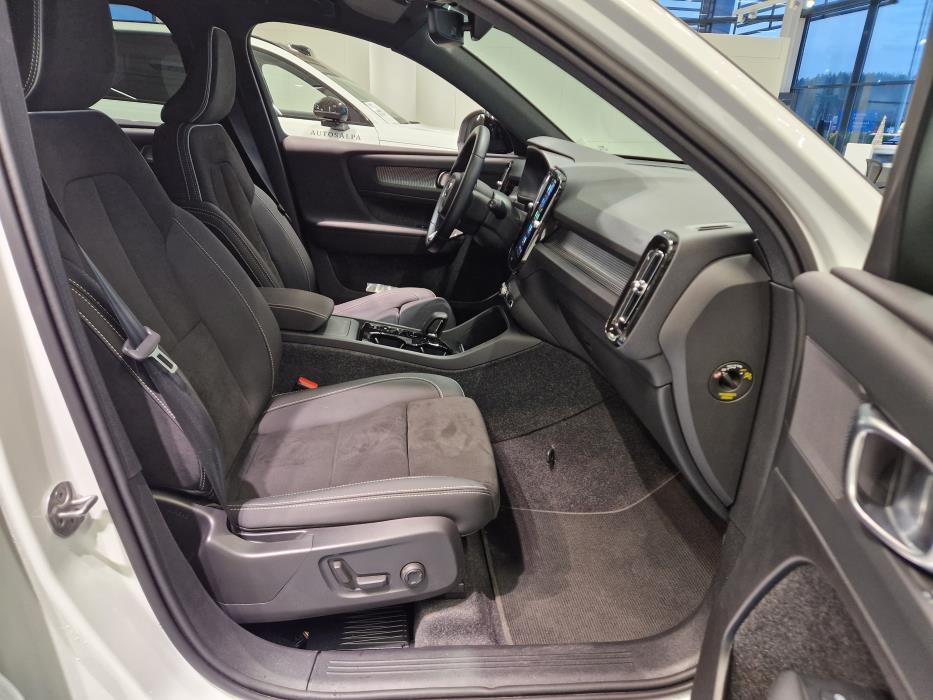 VOLVO XC40 2025