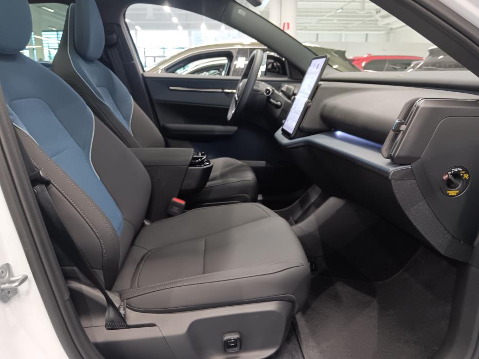 VOLVO EX30 Cross Country 2025