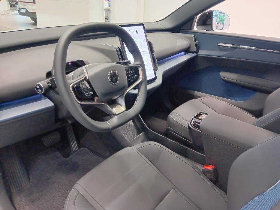 VOLVO EX30 Cross Country 2025