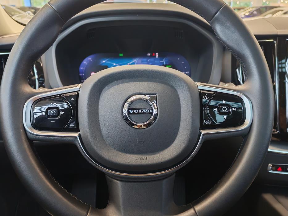 VOLVO XC60 2023
