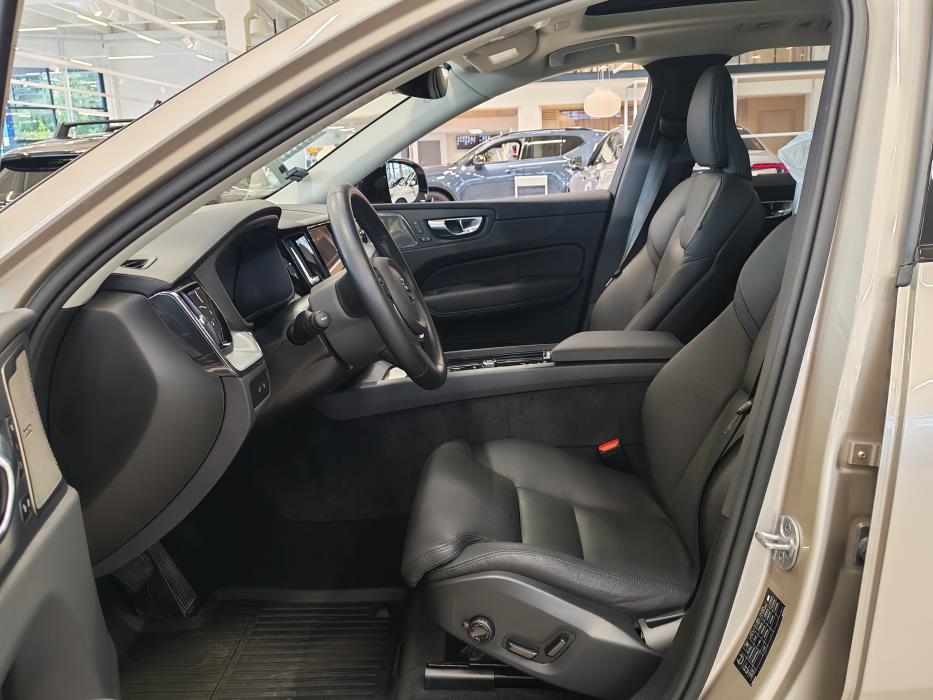 VOLVO XC60 2025