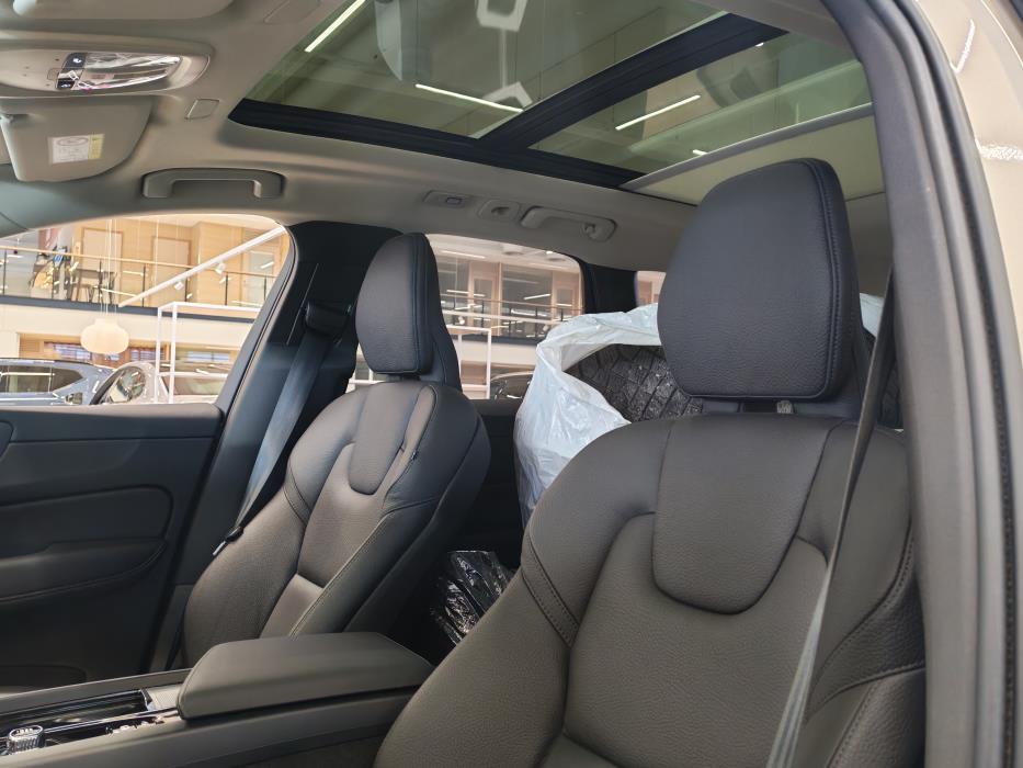VOLVO XC60 2025