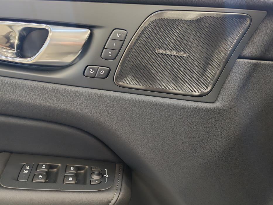 VOLVO XC60 2025