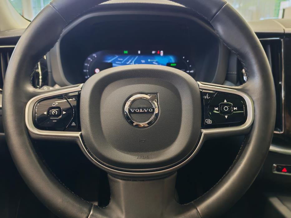 VOLVO XC60 2025