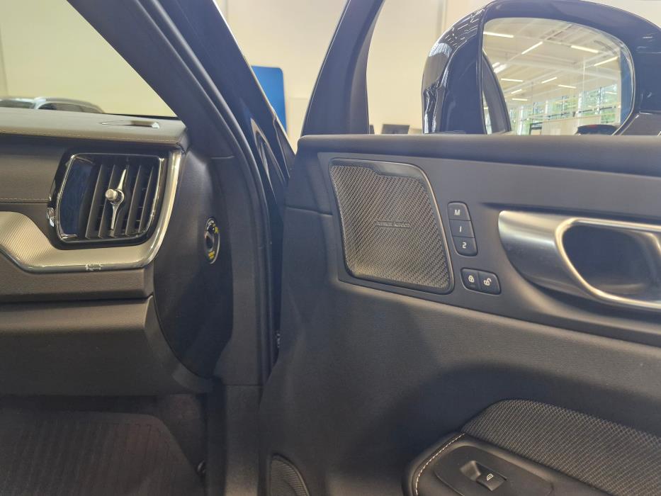 VOLVO XC60 2024