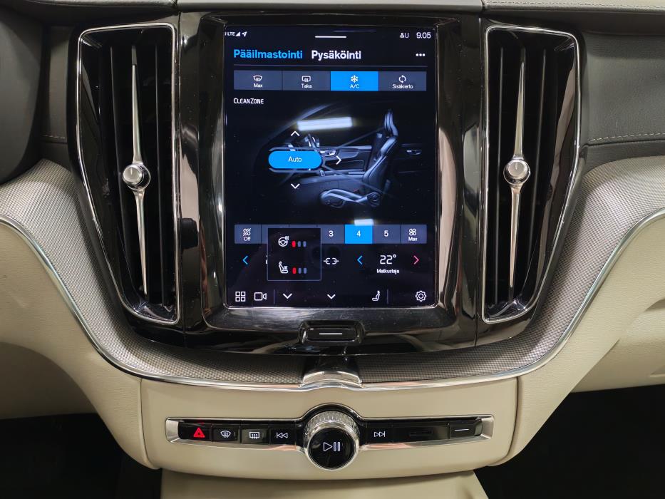 VOLVO XC60 2022