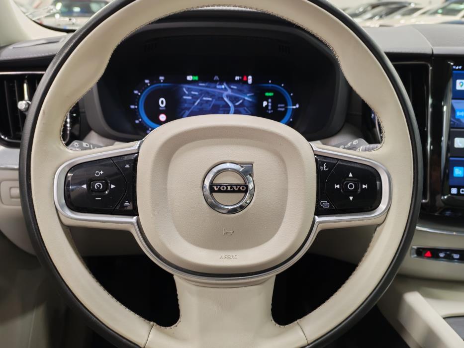 VOLVO XC60 2022