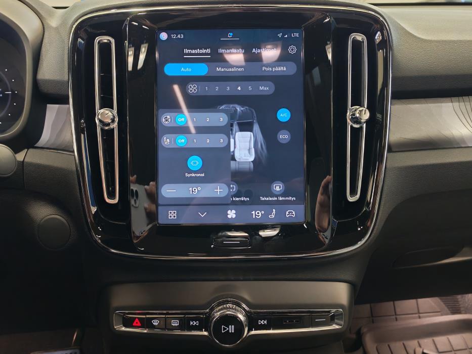 VOLVO EC40 2025