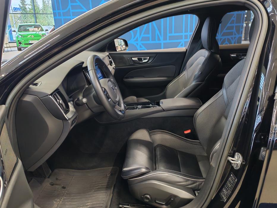 VOLVO V60 2023