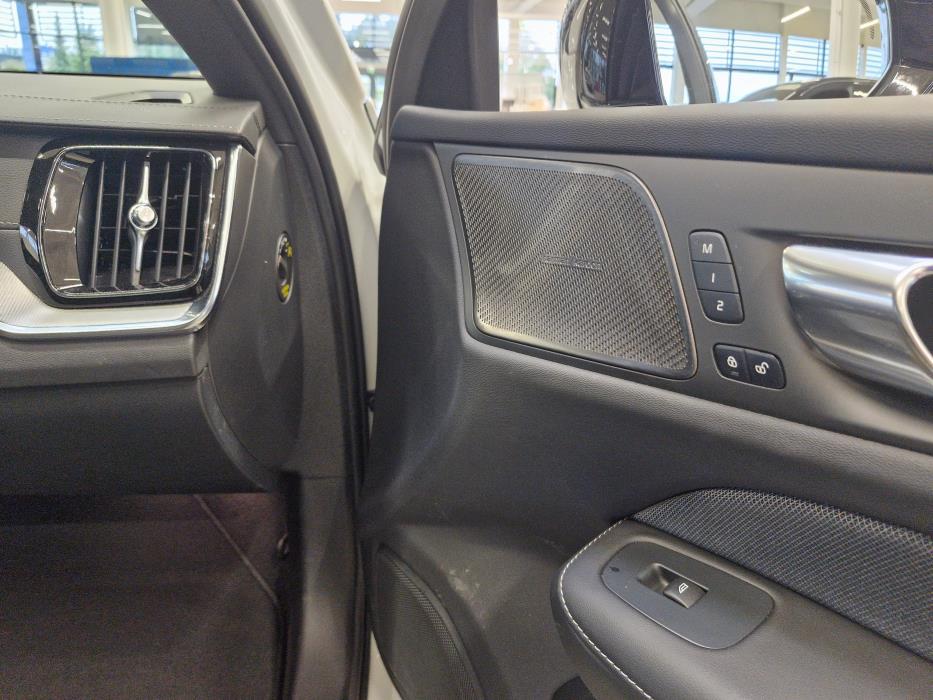 VOLVO V60 2025