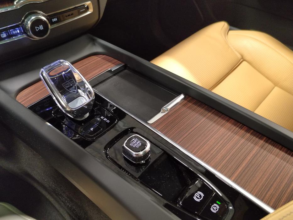 VOLVO XC60 2025