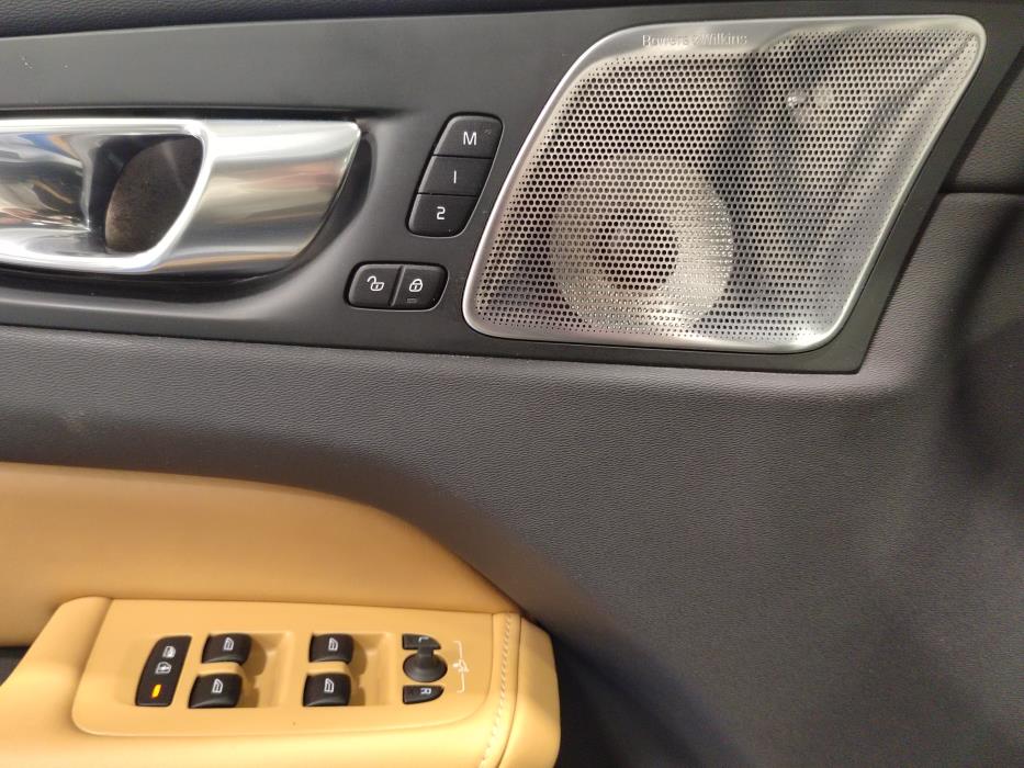 VOLVO XC60 2025