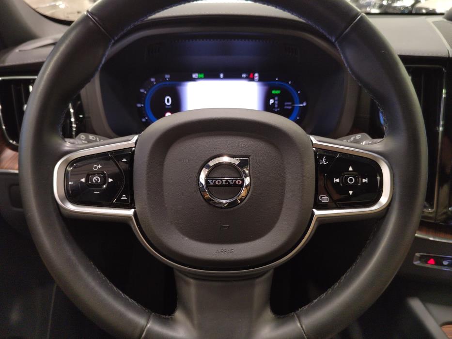 VOLVO XC60 2025