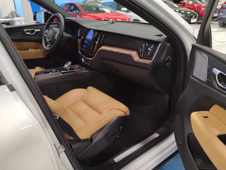 VOLVO XC60 2025