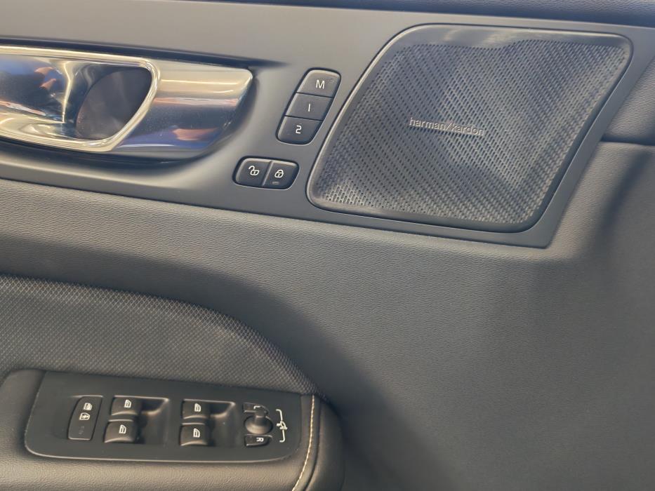 VOLVO XC60 2025