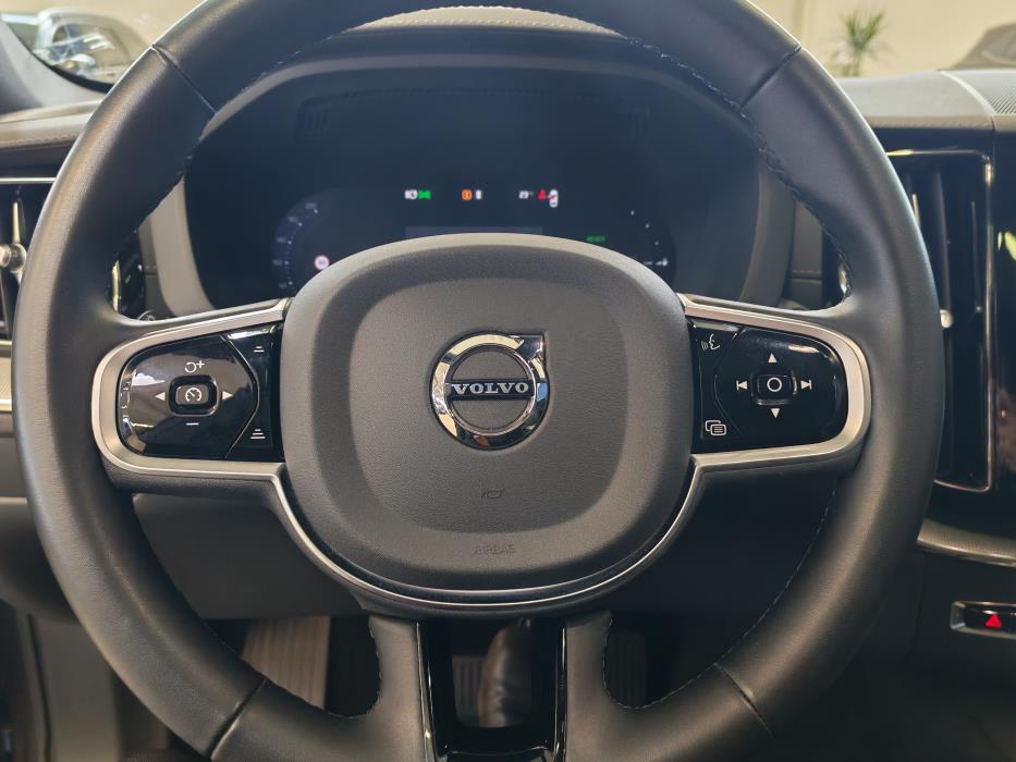VOLVO XC60 2025