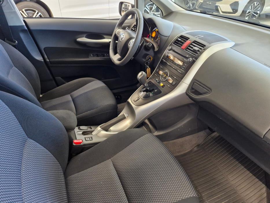 TOYOTA Auris 2011