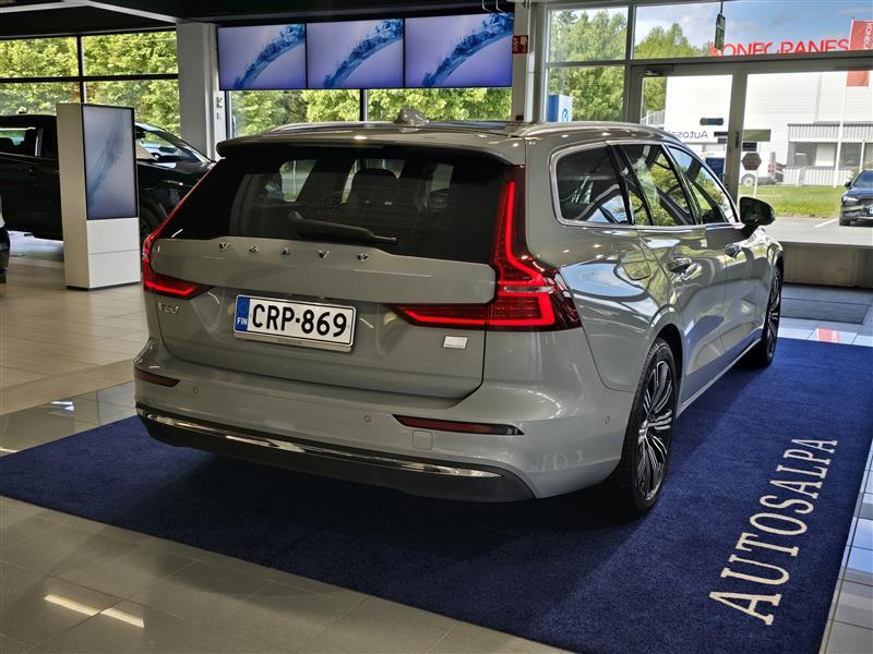 VOLVO V60 2024
