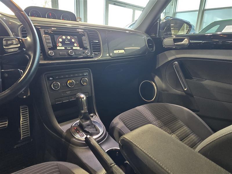 VOLKSWAGEN Beetle 2012