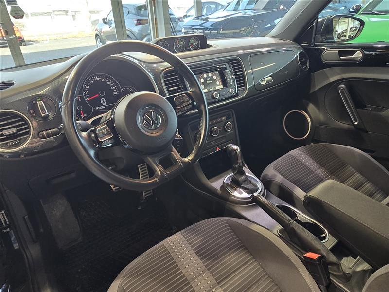 VOLKSWAGEN Beetle 2012