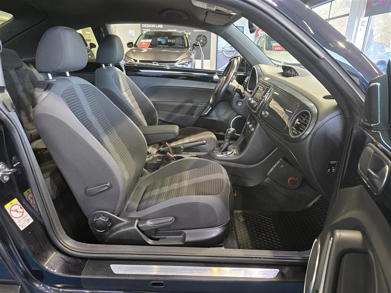 VOLKSWAGEN Beetle 2012