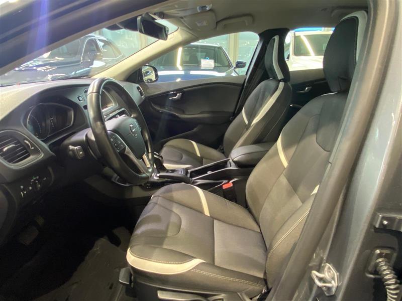 VOLVO V40 2019