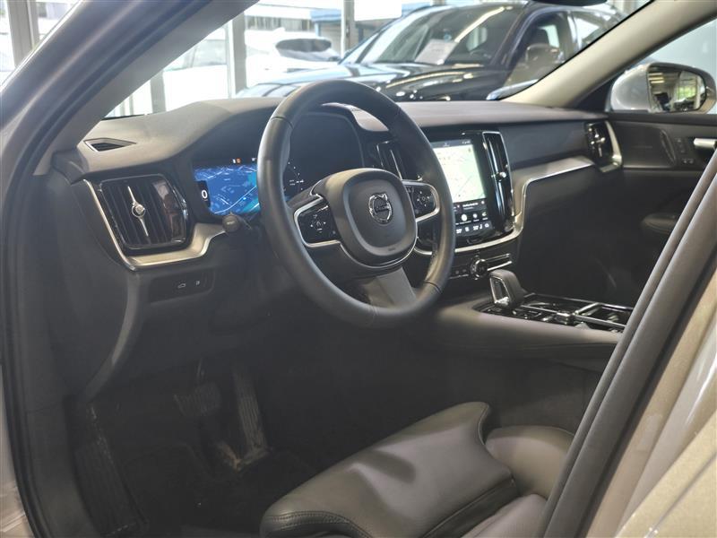 VOLVO V60 2025