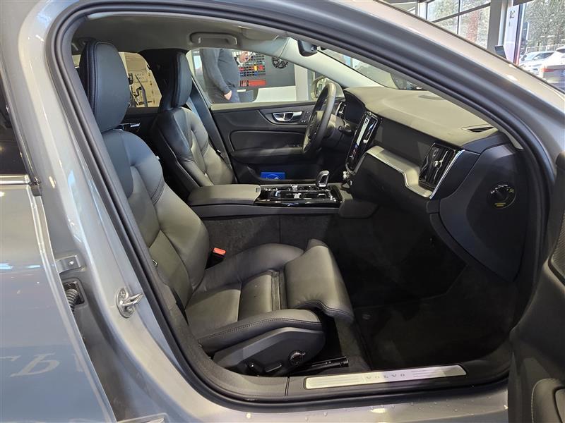 VOLVO V60 2025