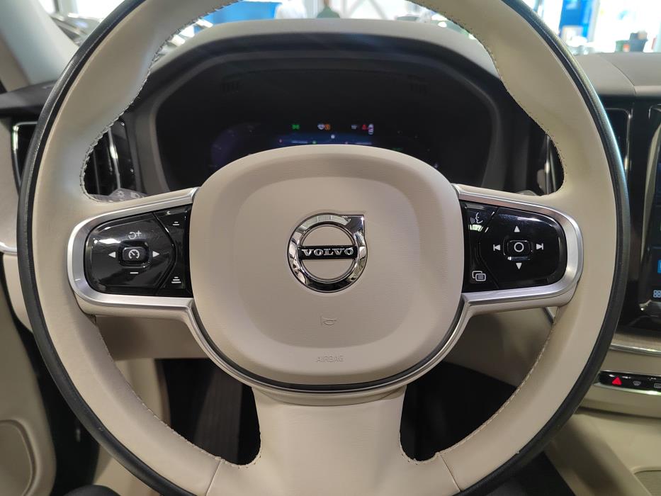 VOLVO XC60 2023