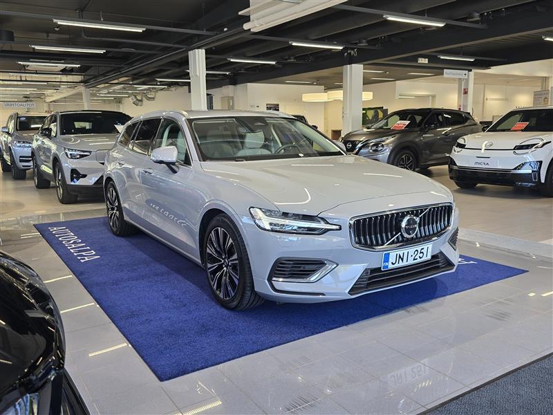 VOLVO V60 2025