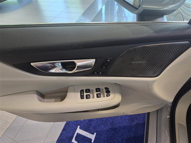 VOLVO V60 2025